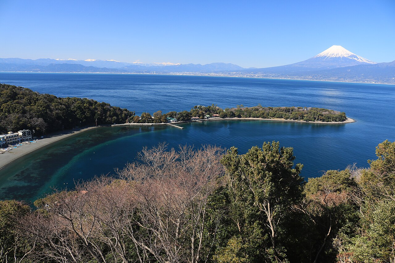 大瀬崎と富士山(駿河湾越し)