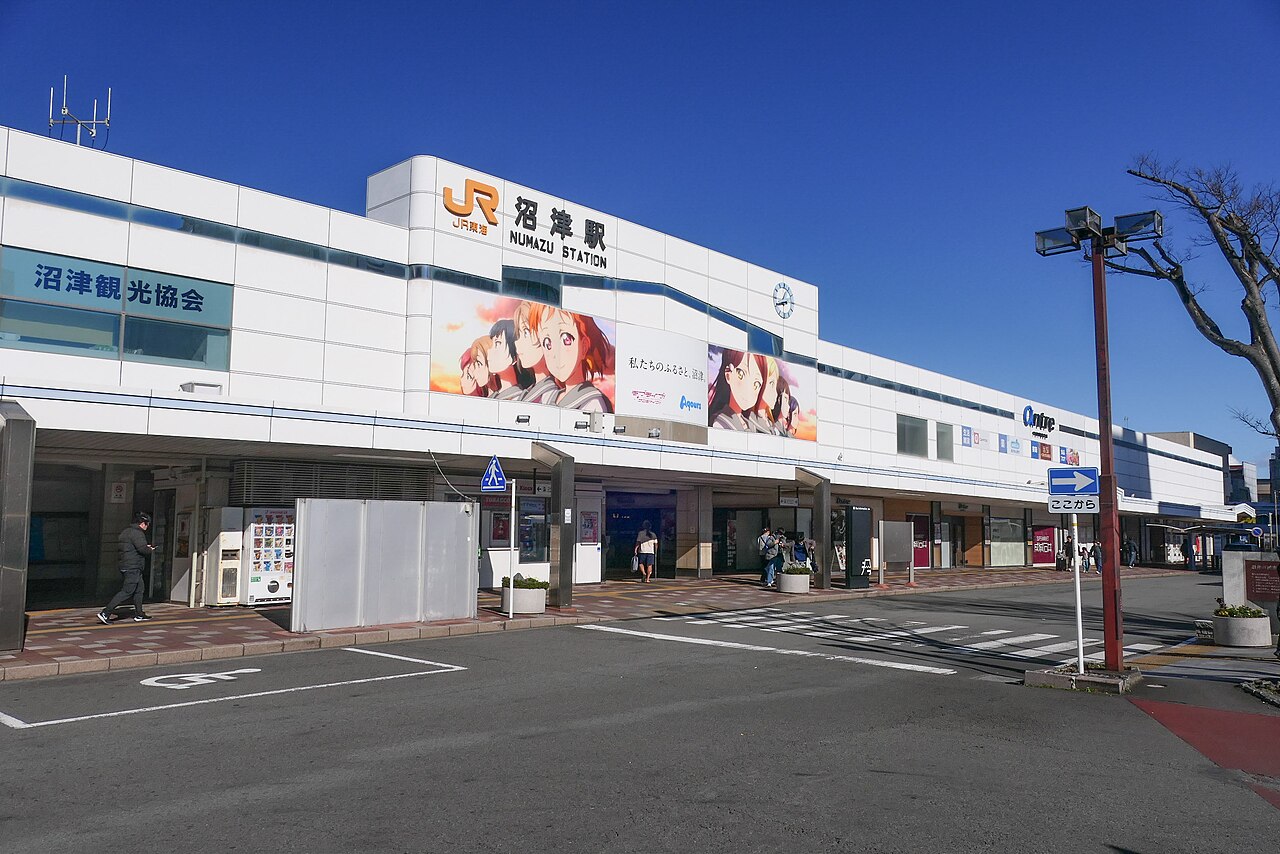 ラブライブ!サンシャイン!!の舞台として知られる沼津駅の駅舎。作品公式素材ではなく、地域の実風景です。