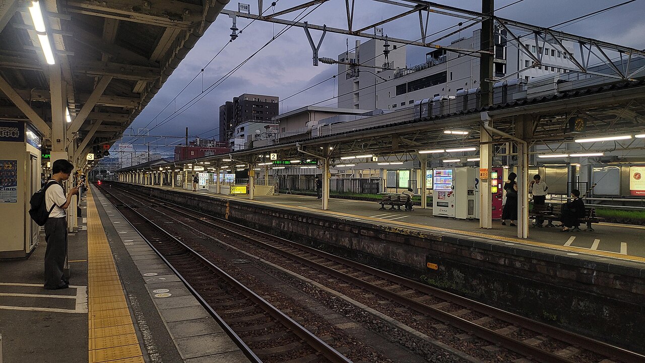 Platform_of_Numazu_Station_at_evening_250720_01