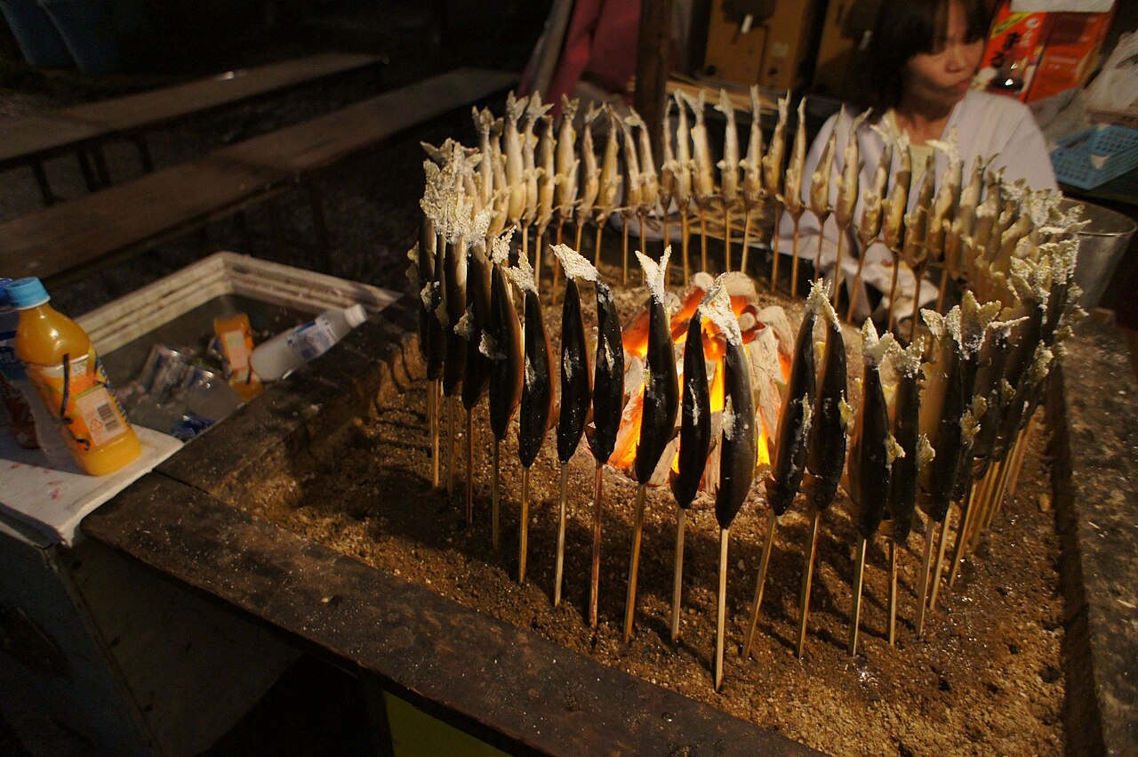 炭火で焼かれる魚(イメージ)