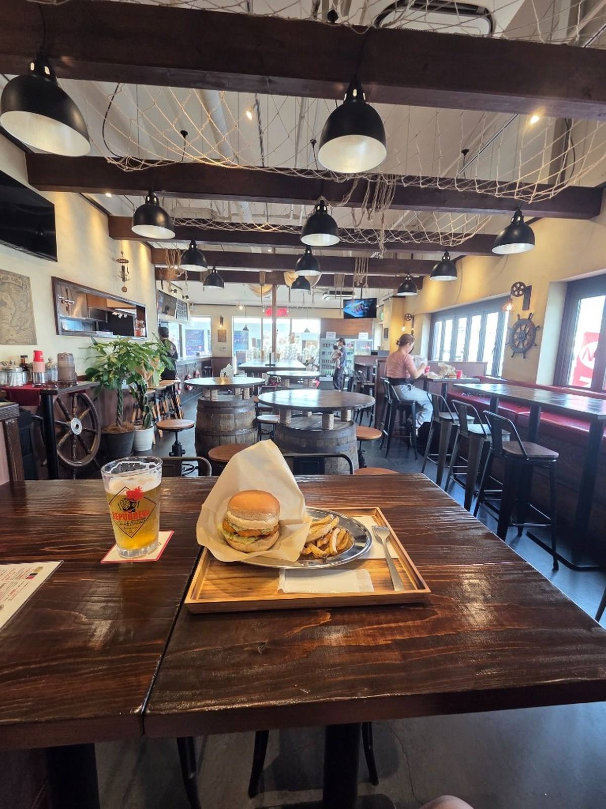 ANCHOR BURGER リパブリュー沼津港店の店内